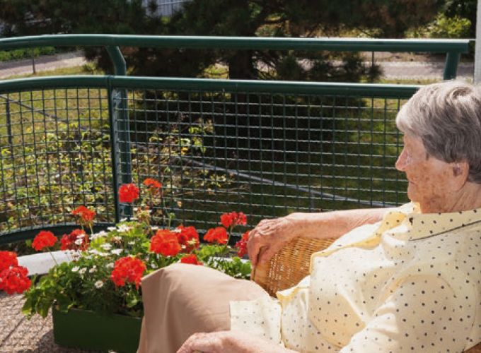 Bewohnerin auf ihrem Balkon