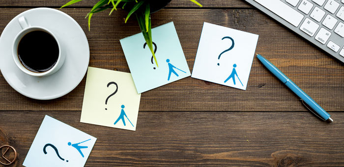 Tisch mit Kaffeetasse, Bleistift und Tastatur von Oben.