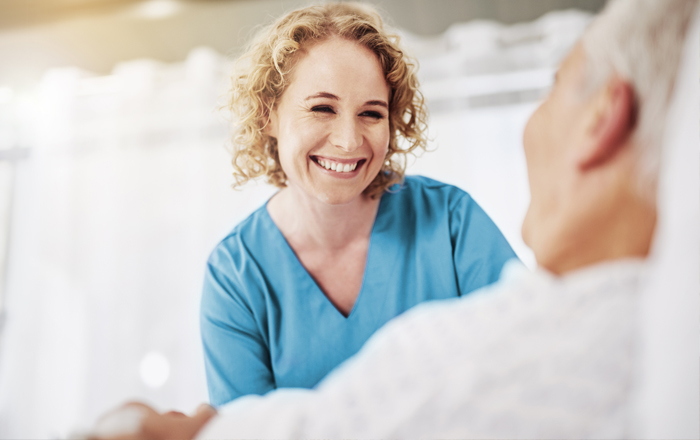 Freundliche Pflegekraft bei Bewohnerin